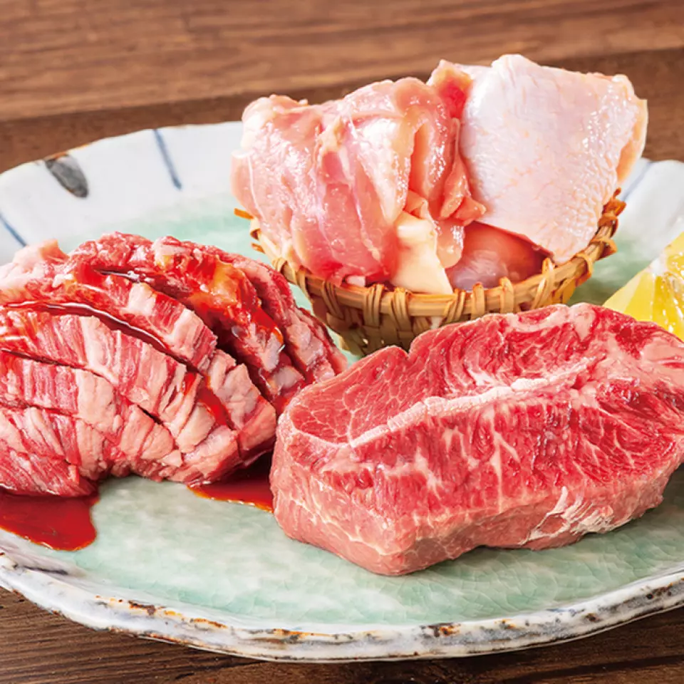 We can offer chunks of meat because our craftsmen prepare them and we buy high-quality meat! By grilling thick slices of meat, you can enjoy it even more deliciously than regular meat! We offer "Hanasaki beef tongue salt", "Misuji steak", "Harami steak", and "Chicken steak"!