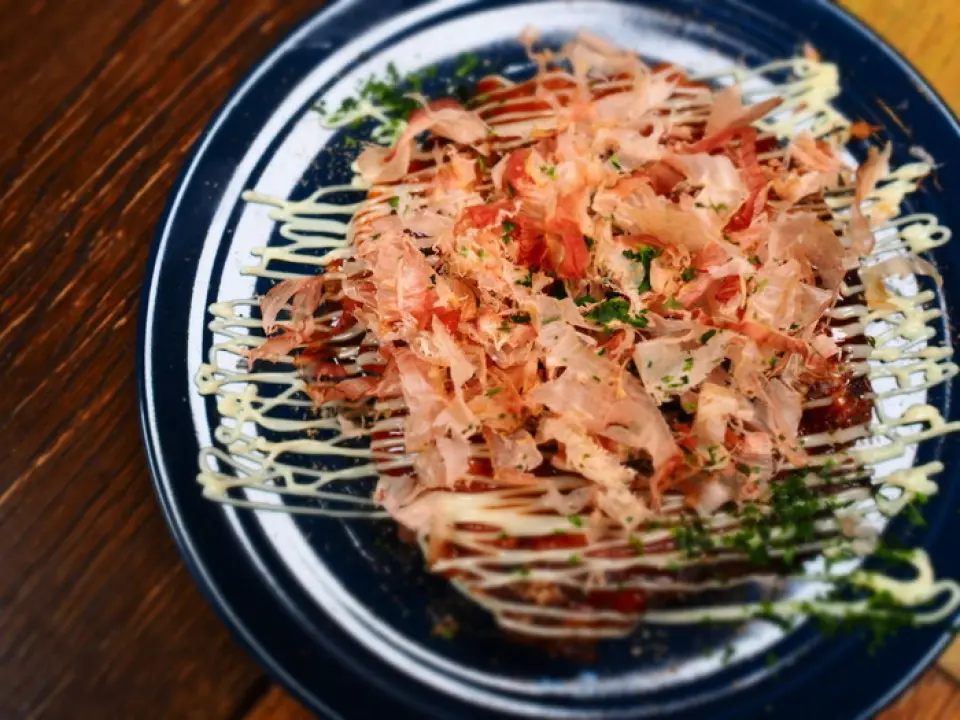You must try our specialty "Fuwatoro Okonomiyaki"! This is a recommended menu item that was taught how to make from a downtown okonomiyaki restaurant. It is very soft and fluffy, yet melts in your mouth, making it an irresistible delicacy. The size is small and each piece costs 250 yen, so you can eat several pieces, which is great value for money. We also have a satisfying lineup of dishes such as buffalo chicken wings made with our homemade sauce and refreshing carrot rapée. Please stop by for a drink after work♪