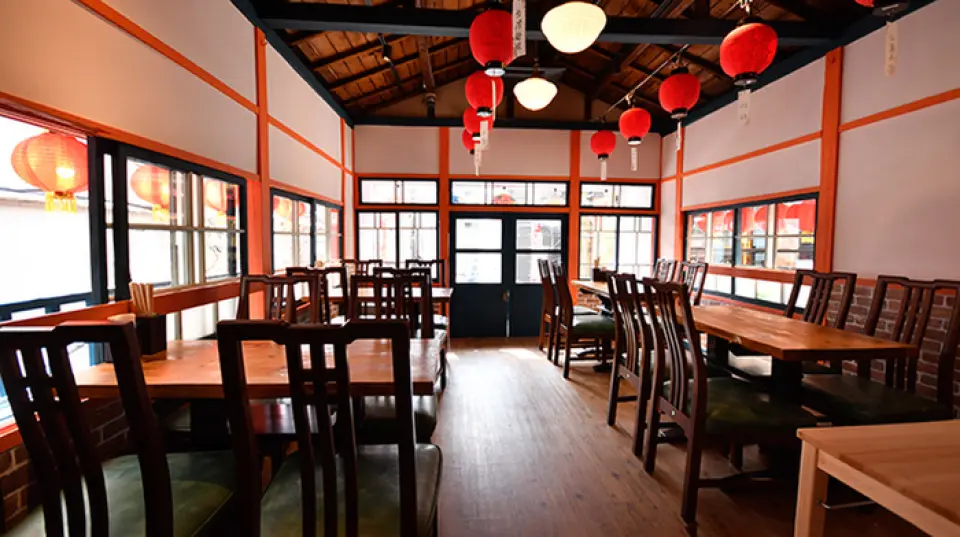 本店的外觀裝飾著燈籠，令人印象深刻。招牌和外牆都是手工設計的時尚店鋪，一樓有吧台座位，二樓有各種桌子座位，所以如果您一個人，當然可以在各種情況下使用。 ！對女性來說，氣氛也很舒適。