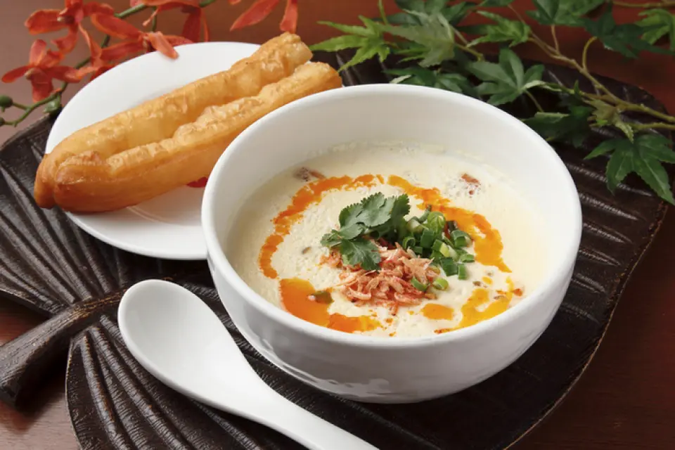 「神頭醬」是台灣經典早餐，搭配豆漿湯和中式炸麵包！裡面有醋、鹽、醬油等調味料，還有切碎的榨菜和兩種蝦米。可以享受到奶油般的質感。