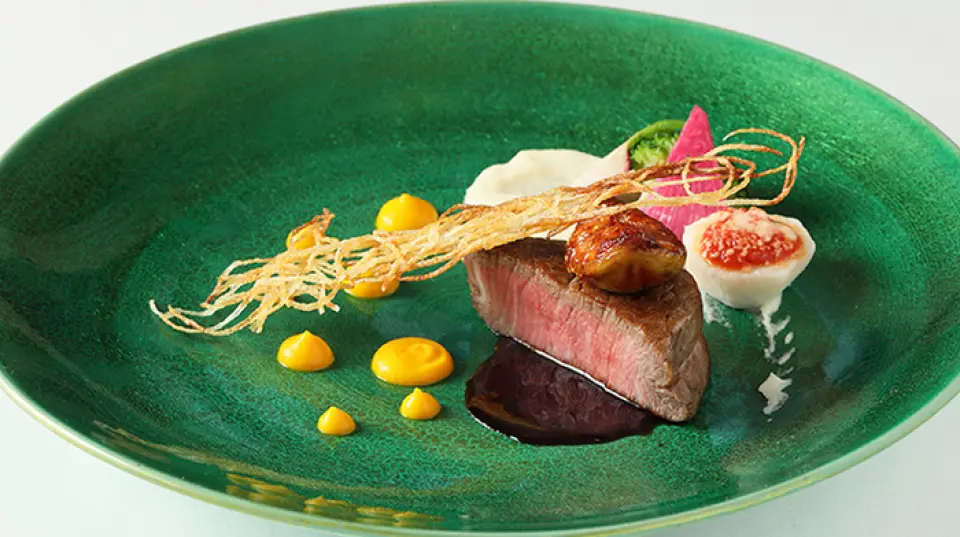 本店大量使用静冈丰富的大自然中生长的食材。享受在石炉中烘烤的肉类和蔬菜菜肴，以带出食材的味道。午餐时间，我们提供固定价格课程和豪华全套课程。晚餐时间，我们提供多种菜肴，非常适合与您所爱的人共度特殊时光。