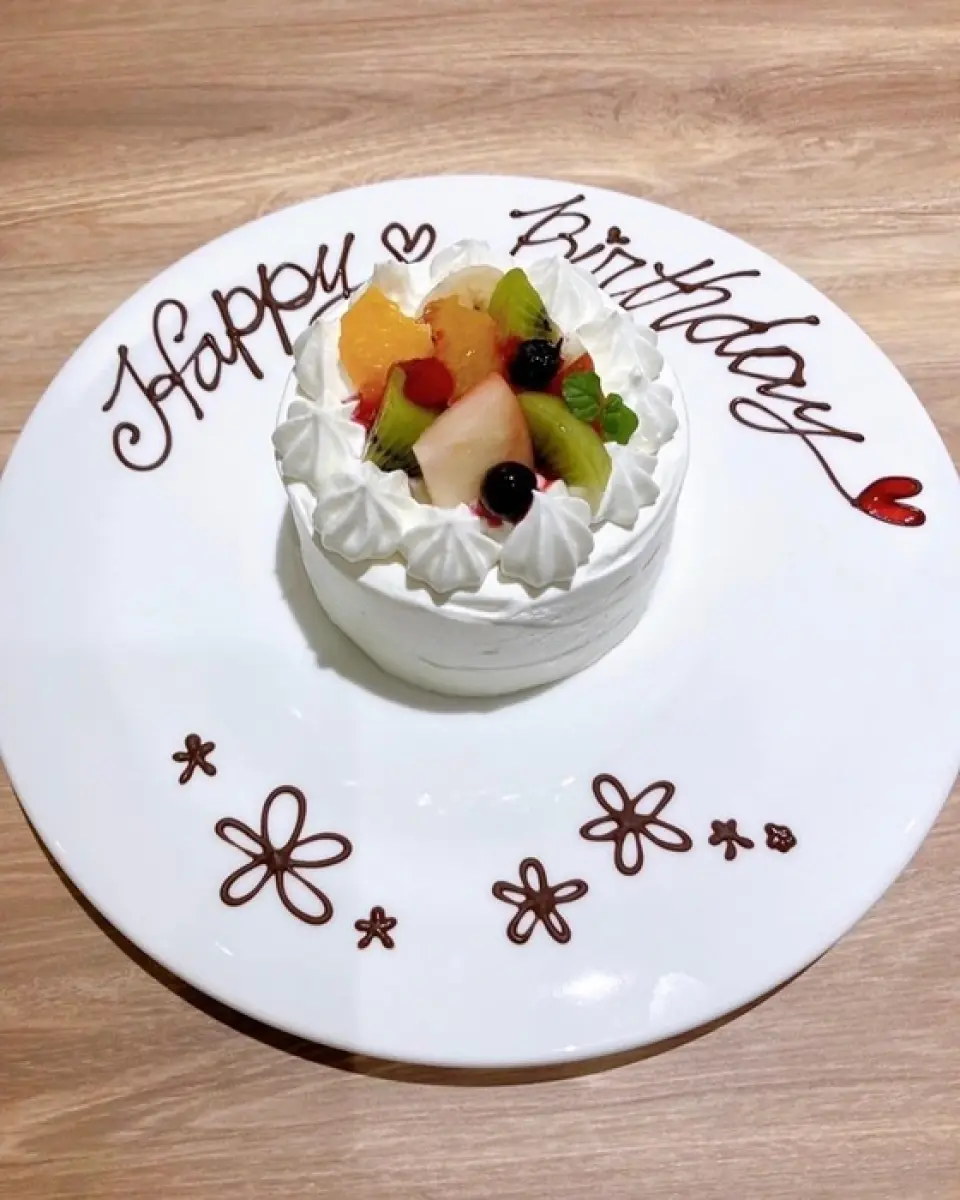 At Kitchen BROS, we offer a free dessert plate for birthdays, anniversaries, and to express your gratitude. *Please let us know the message you would like when making your reservation.