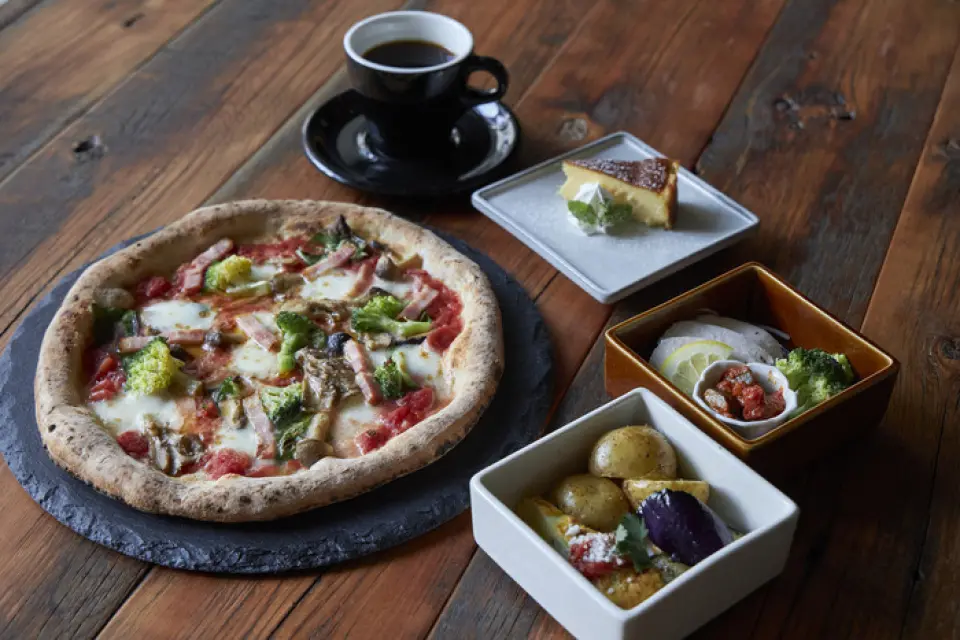 We offer two types of lunch. The "Customized Pizza Set" includes a daily deli platter, pizza, dessert, and a drink for 1,800 yen (excluding tax). Choose from six types of pizza dough, including "Margherita," "Bianca," and "Kanagawa Lemon Crema," which uses lemon cream sauce from Kanagawa, and three toppings from about 30 different ingredients. We also recommend the "Special Set," which can be enjoyed with a meat or fish dish.