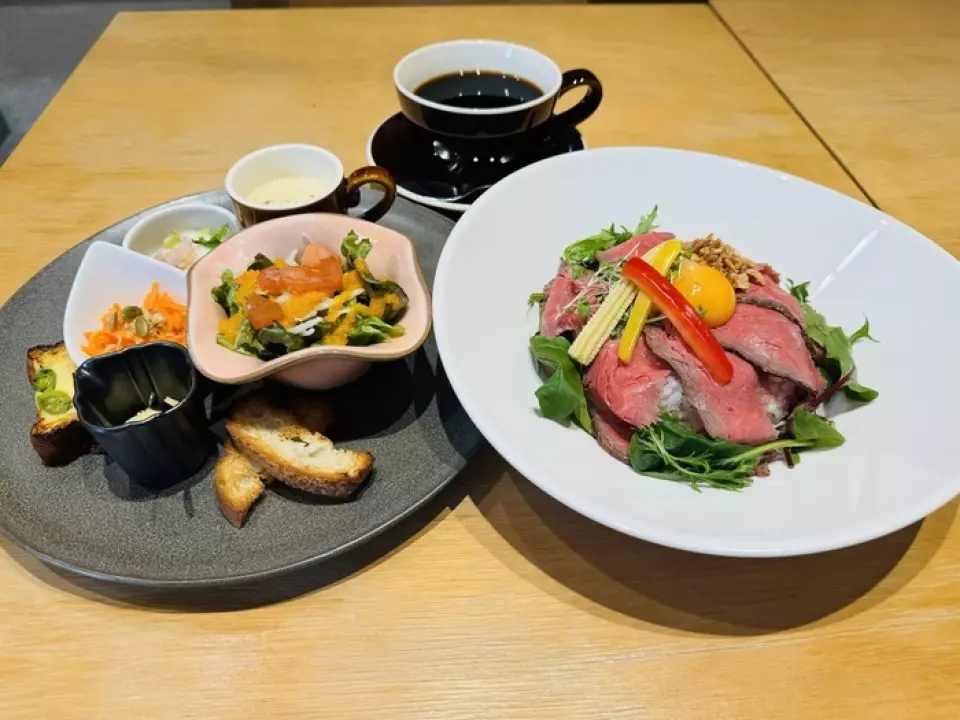 我们提供超值午餐套餐，包括各种开胃菜和饮料“套餐 A”配有沙拉、汤、主菜和饮料“套餐 B”配有各种开胃菜、一杯饮料。主菜，还有饮料。