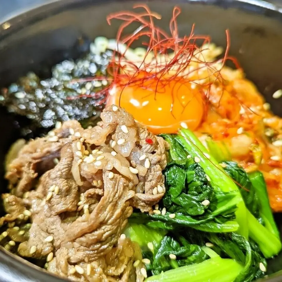 石锅拌饭、黑毛和牛芝士烤咖喱、牛舌生鱼片等配菜种类丰富。有些顾客已经对炒饭上瘾了！