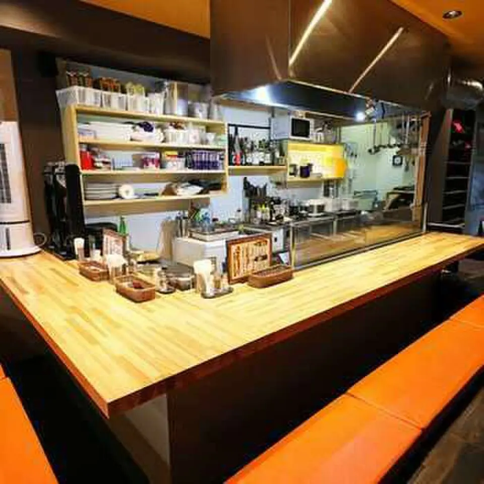 Our restaurant is a teppanyaki restaurant with all seats in sunken kotatsu. The counter seats are particularly attractive, as you can not only enjoy the live cooking scene up close, but also enjoy communicating with the chef and request the seasoning and cooking method that suits your taste! Please relax and enjoy delicious teppanyaki in the comfortable space of the sunken kotatsu.