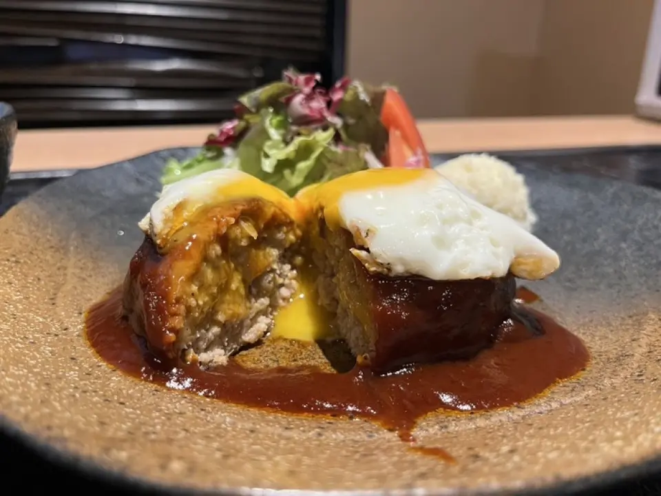 Born in July 1962, Chef Okamoto from Aichi Prefecture shows off his skills at Creative Cafe Dining Teppan-ya. He has nearly 40 years of experience in teppanyaki, and his selection of ingredients and skill on the teppanyaki plate have captivated his customers. He serves teppanyaki made with plenty of local ingredients, such as Mishima-produced Hakobuta pork and locally grown vegetables, and, based on the belief that the most important thing about steaks is the "heart of the person grilling them," he offers high-end teppanyaki at affordable prices. Please come and try it once.