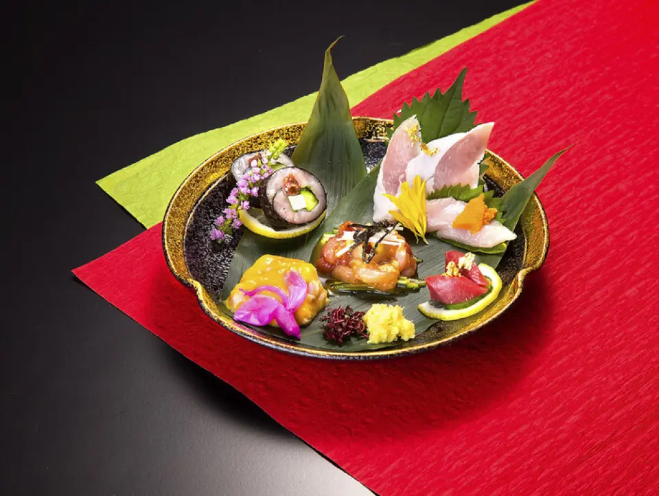 Thanks to the exceptional freshness of the ingredients, we are able to offer our signature dish, "Five Kinds of Nagoya Cochin Sashimi Platter," as well as a variety of other Cochin dishes, including Nagoya Cochin hotpot and fried Nagoya Cochin chicken wings.