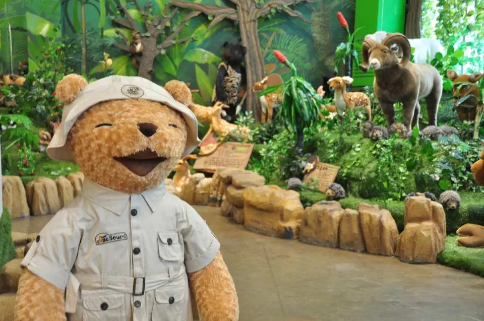 迎接每位旅客的泰迪熊管理員