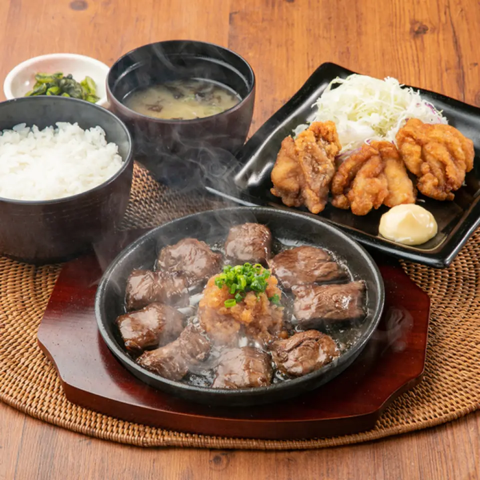 Tengu is known for its diced steak. It has been a long-selling dish since 1984 and is immovably popular. The secret to its deliciousness is the carefully selected aged skirt steak, which is full of umami and richness, and the traditional recipe of the special garlic sauce. The steak is brought straight to your table on the hot plate, so you can enjoy the sound and aroma!