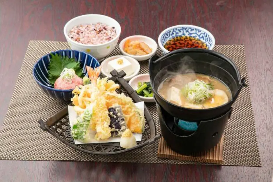 Niku Tofu uses delicious water and carefully selected soybeans to make special soy milk, which is delivered to the store every day to prepare fresh tofu. Tengu's specialty dish, Niku Tofu, uses this freshly made tofu and has been a long-standing favorite with customers as a traditional dish since the restaurant was founded.