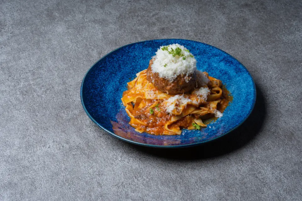 "Fujiyama Hamburger Bolognese" is our most popular menu item, and has been featured in the media! A fluffy, grilled 150g juicy hamburger steak is placed on top of a homemade fettuccine similar to hoto, topped with bolognese sauce and plenty of cheese. The beautiful visual reminiscent of Mt. Fuji is also appealing! Enjoy the juicy hamburger steak with a special sauce made from Yamanashi wine and Iwashitei's dashi stock◎