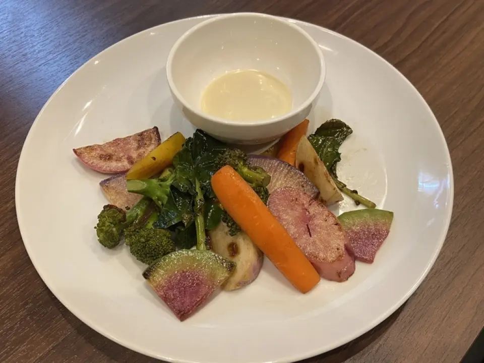 镰仓蔬菜铁板烧和咸菜都是从镰仓农家直接采购的！请品尝随季节变化的蔬菜。
