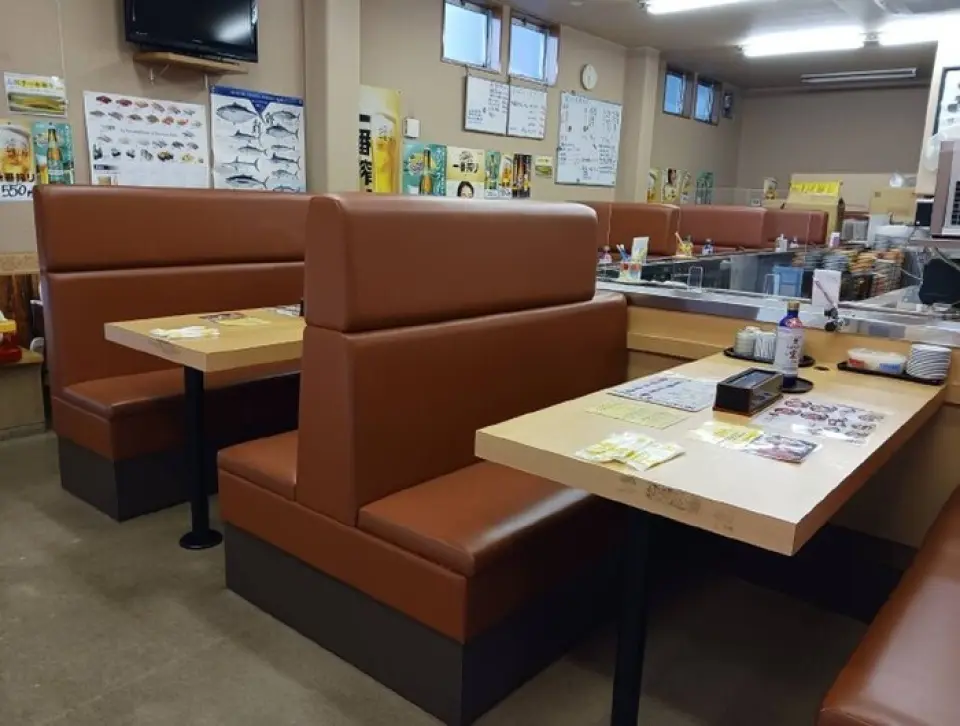 寬敞的店內配備了可以舒適地度過一個人時光的吧台座位，以及適合團體用餐的桌子座位！我們也準備了各種專為兒童設計的椅子，讓家人可以放心使用我們的設施。工作人員有空的時候，我們還提供製作動物圖案氣球等服務◎氣氛很有吸引力，適合日常使用，所以請隨時過來♪