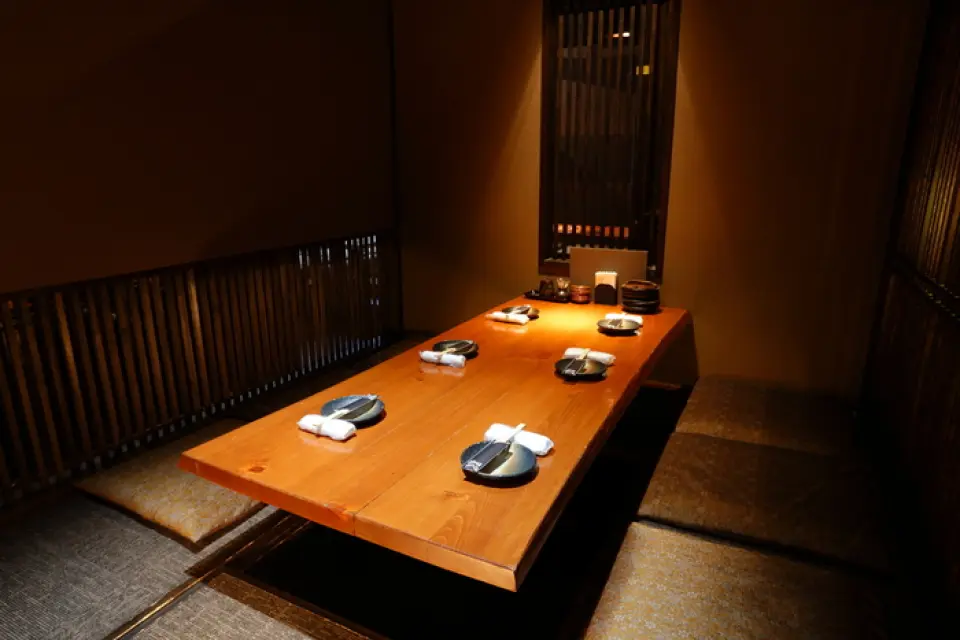 When you step inside the restaurant, you will be greeted by a calming Japanese atmosphere. We also have private rooms for small groups, so you can use our restaurant with peace of mind, even if you have children and are having a girls' night out. We also have a tatami room that can accommodate up to 60 people, making it ideal for large gatherings such as corporate parties. Please enjoy our proud food and drinks to your heart's content in a comfortable, relaxing space.