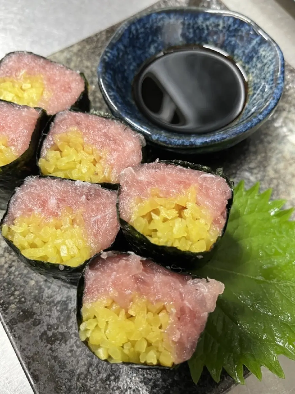 We've taken the sushi out of the fatty tuna. Please fill your mouth with the thick roll of negitoro packed tightly inside!
