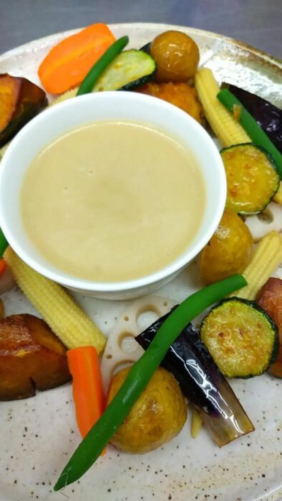 Our recommended menu item is the "Homemade Bagna Cauda" made with local vegetables. This dish is served with local vegetables and a rich, garlicky homemade sauce. The vegetables change depending on the season. Also, the "Sichuan-style fried bread" is especially popular with children! When you hear "Sichuan-style," you may imagine something spicy, but don't worry. The bread is made using the same dough used for meat buns, so it is not spicy. Please enjoy this chewy dish that makes the most of the sweetness of the dough itself.