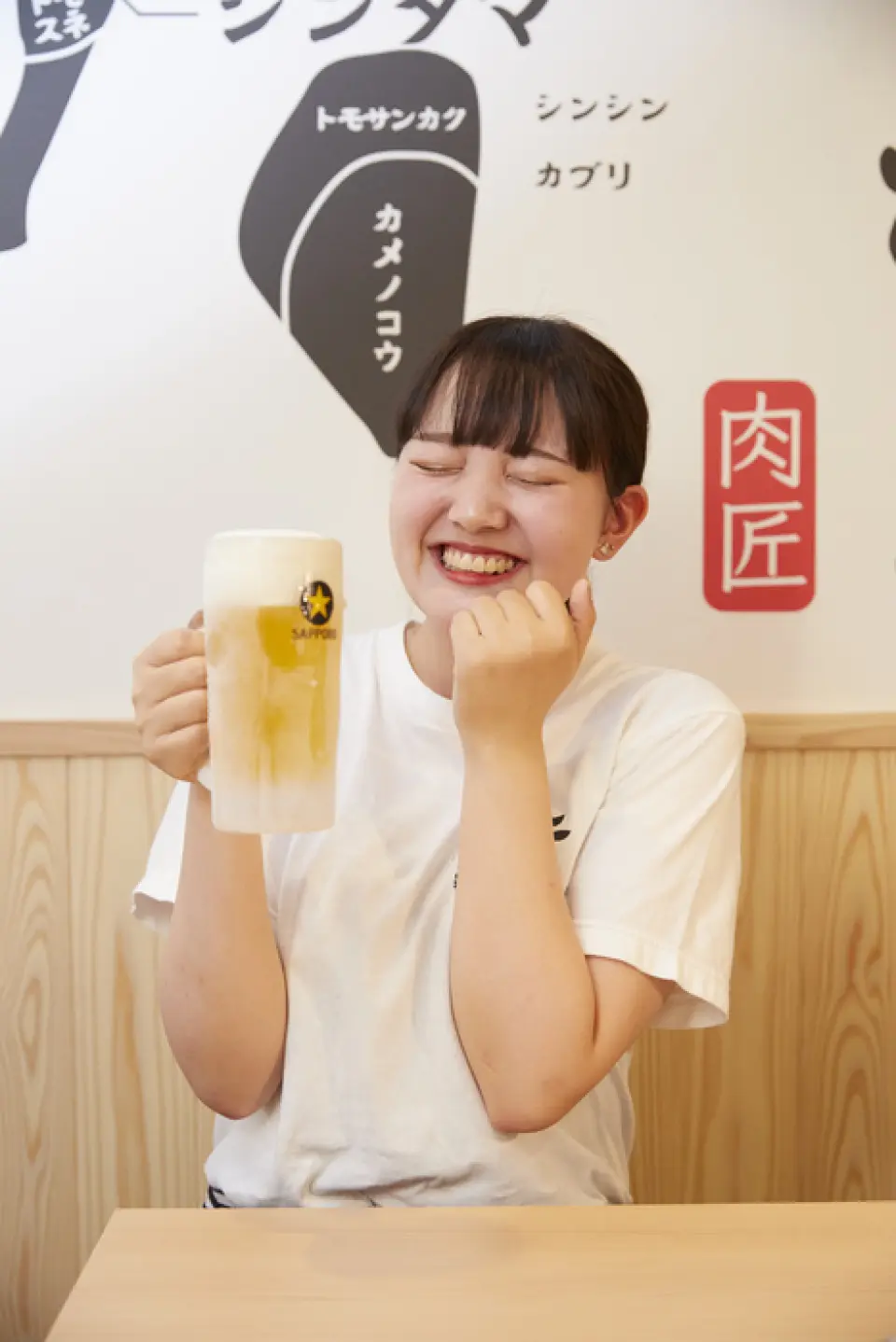 The beer is carefully served by staff who have passed thorough temperature control, in-house training, and exams. In addition to the uniform and fine foam, it is important that the ratio of liquid to foam is the golden ratio of 7:3 for beautiful draft beer. The traditional one-pour draft beer is carefully poured one glass at a time for each order. It has a great taste and goes down smoothly, and is a perfect match for draft beer.