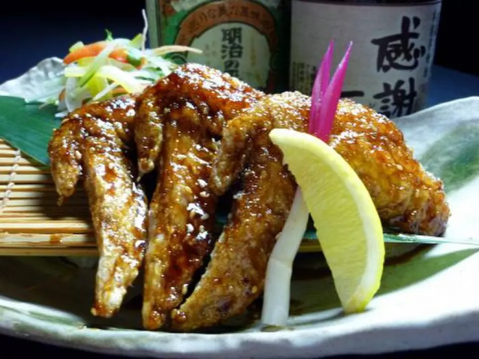 Chúng tôi cung cấp các món đặc sản của Nagoya, cánh gà rán và miso kushikatsu. Cả hai đều là sản phẩm đặc biệt mà chúng tôi tự hào. Hãy tận hưởng nó.