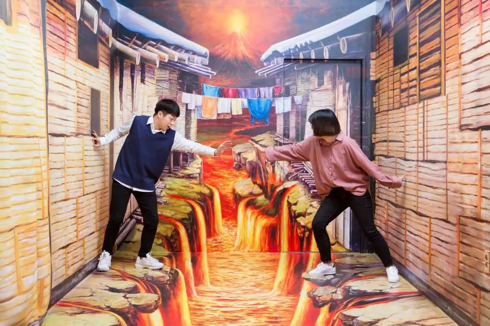 Get amazed by the displayed art using optical illusions