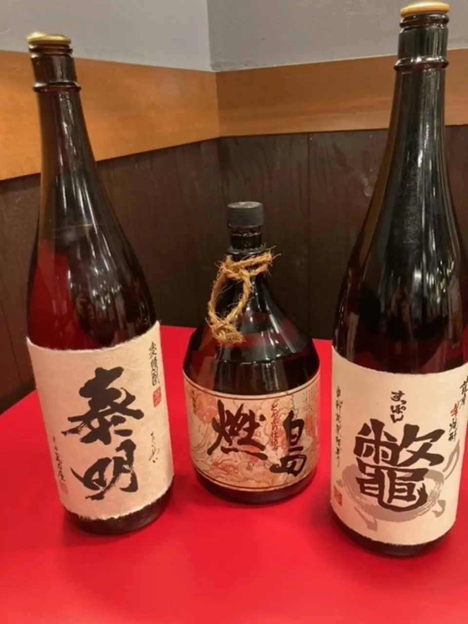 烧酒爱好者不容错过的丰富饮品菜单！烧酒的品种有10种以上，从名牌到稀有品种，应有尽有。烧酒的种类经常变化，所以一定要找到您最喜欢的新酒。我们还提供啤酒花和啤酒，并且我们还提供一次性瓶装啤酒的玻璃杯。无限畅饮菜单种类丰富，只需1,800日元，请尽情享用。