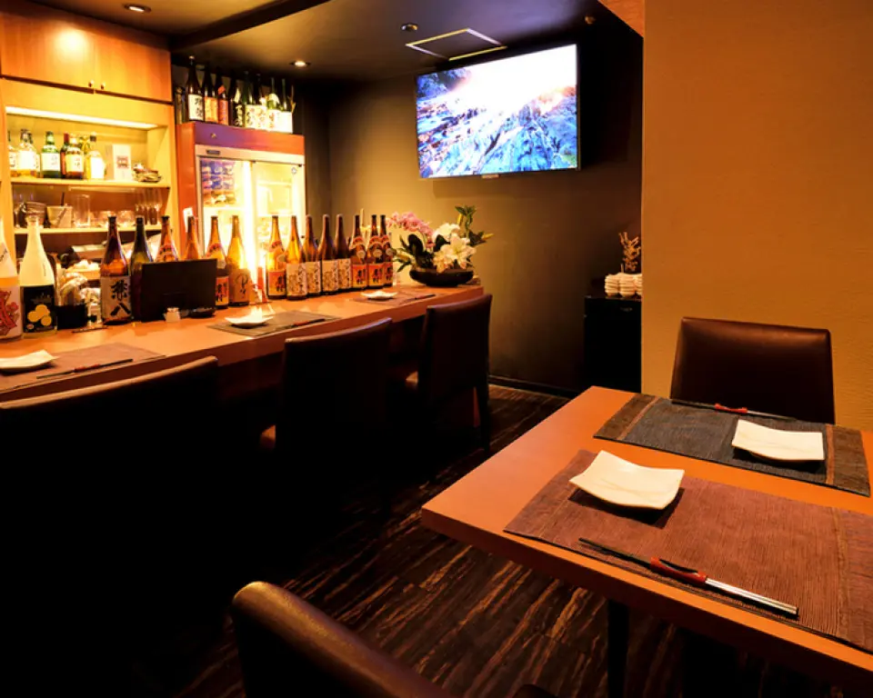 The restaurant has a calm, modern Japanese atmosphere, where the owner keeps a watchful eye on the customers. Please enjoy a relaxing time while watching the food being prepared right before your eyes. It can be used for a wide range of occasions, from everyday use to entertaining guests.