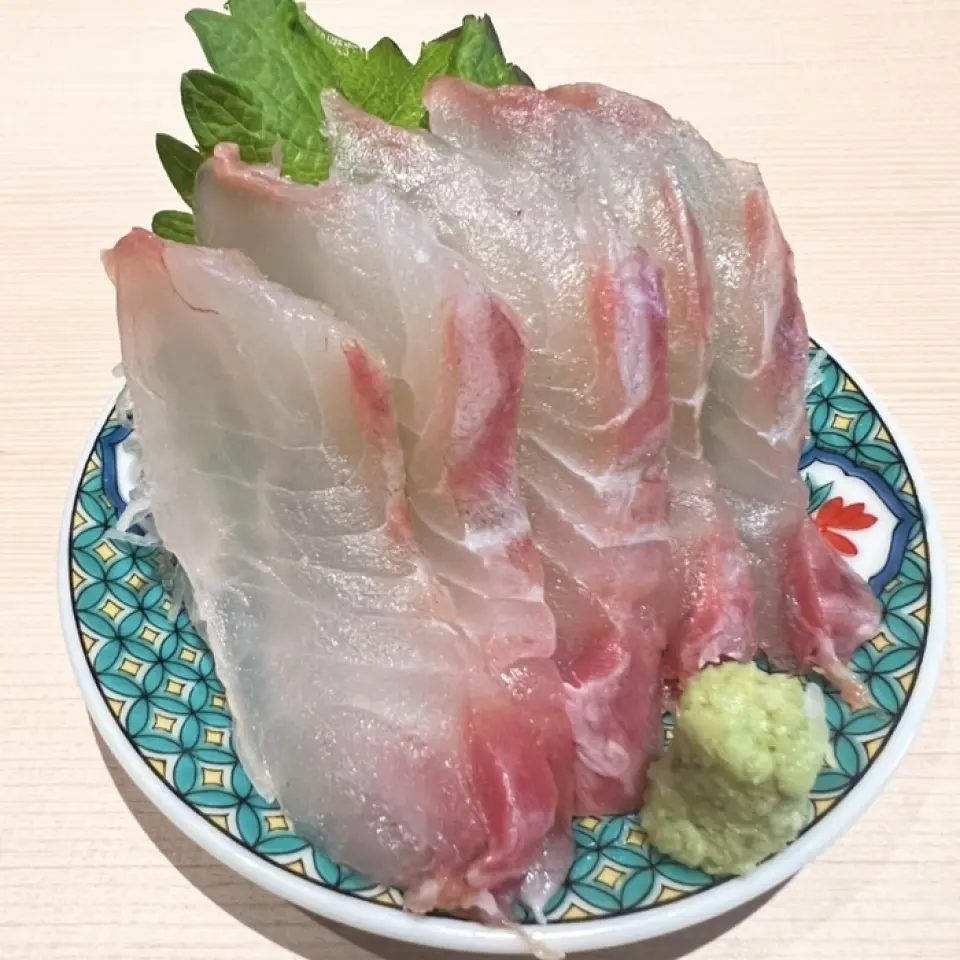 不只是貝類！您也可以品嚐當日新鮮的生魚片。我們根據我們購買的魚提供當天最美味的魚。