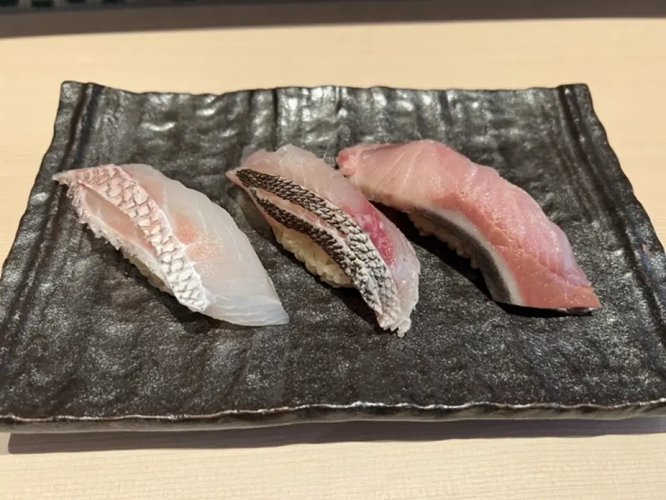 也提供使用嚴選魚製成的握壽司。正宗的紅醋料理◎請在本店品嚐。