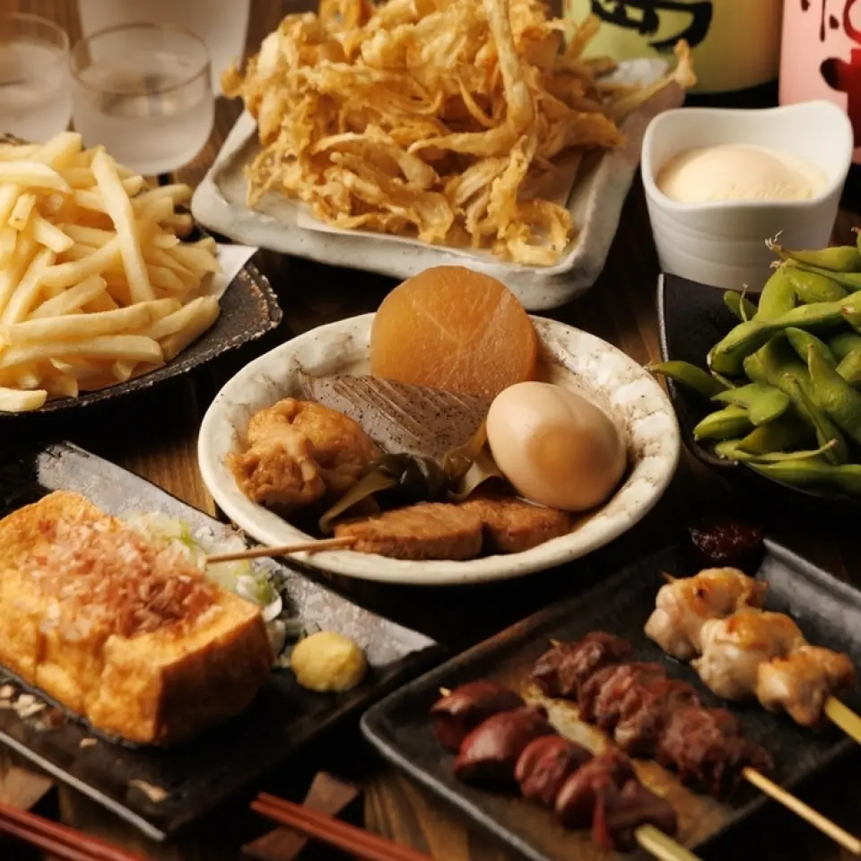 这道休闲套餐包含自制鲣鱼高汤关东煮和烤串！售价3000日圆，包含现场加购饮品，而且份量十足！