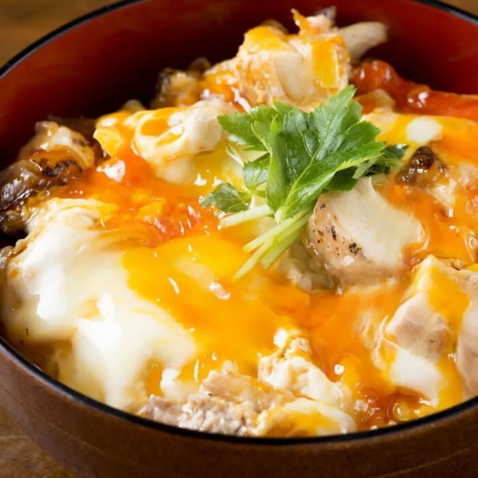 Our oyakodon is a special dish made with locally produced ingredients. It uses chicken meat from the Niigata brand "Echigo Chicken" and "Omoide no Tamago Komi" eggs from Shiun Kawase Poultry Farm, and the chicken is skillfully crafted into three layers of fully ripe, half-ripe, and fully ripe eggs, resulting in a fluffy and creamy texture. The homemade aged broth, which has been left to sit for a long time, blends with the flavor of the ingredients to create a mellow and deep deliciousness.
