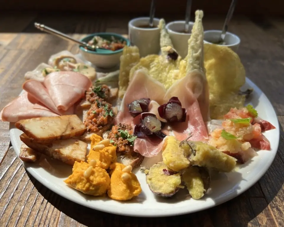 Our chef combines local seasonal ingredients with Italian classics to create our carefully crafted Italian cuisine, which is accompanied by wine and beer from Italy and Niigata. RORNO is a team of craftsmen who continue to challenge and express themselves. Every day we create new changes, and sometimes the craftsmen work together through trial and error to create something. We will continue to work hard today to continue to impress our customers.