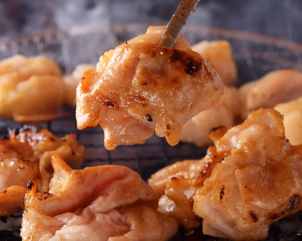 Our most popular item is [Tonchan] ♪ Grilled until golden brown on a charcoal grill, it goes well with both alcohol and rice!