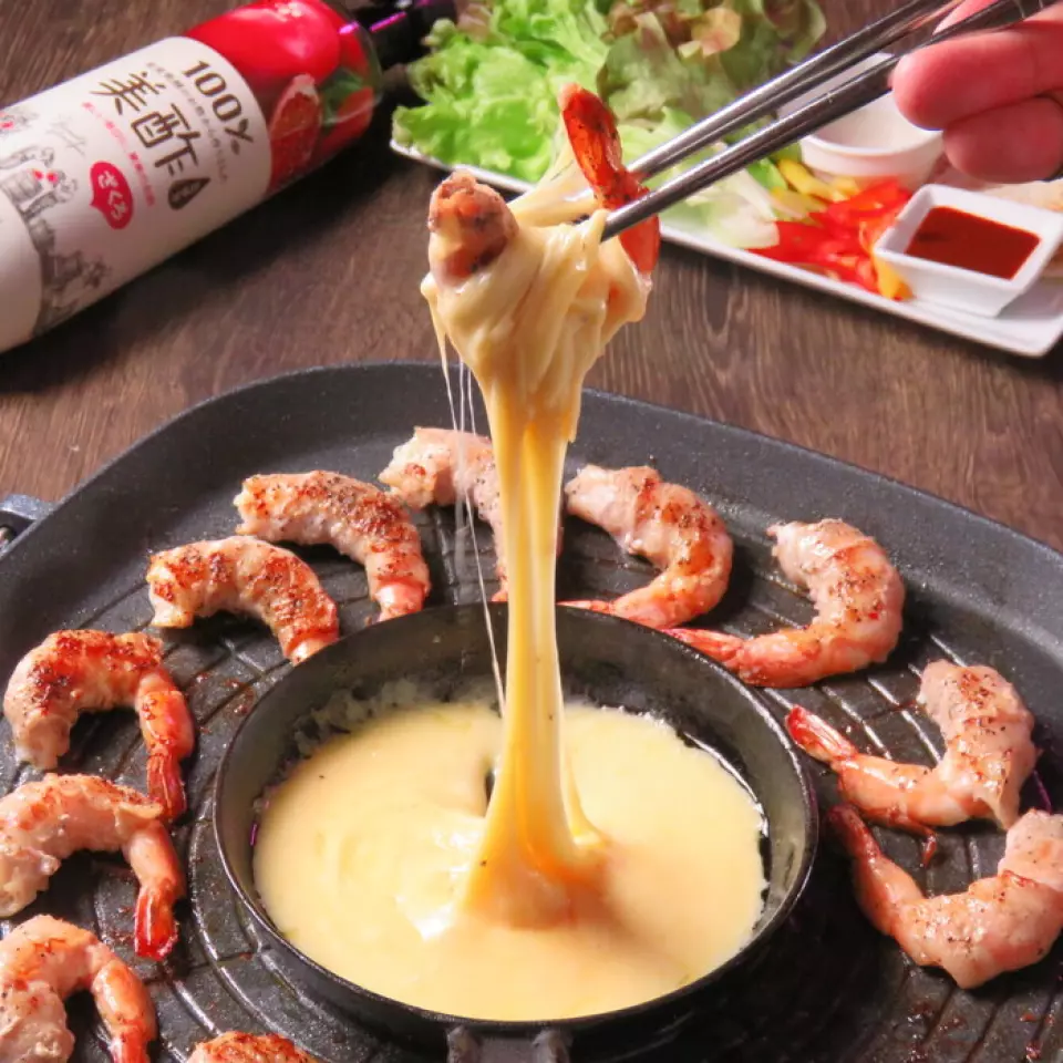 "Tôm cuộn Samgyeopsal" là món ăn phổ biến nhất trong thực đơn, bao gồm tôm bọc thịt béo ngậy chiên giòn trong bơ và trộn với hỗn hợp phô mai nguyên bản của chúng tôi! Bạn cũng có thể gói nó trong một chiếc bánh sandwich như samgyeopsal ◎ Nhìn nhân viên nướng nó ngay trước mặt bạn, phô mai sẽ tan chảy và lan tỏa một cách hoàn hảo, sẽ trông rất tuyệt trên SNS The ``Lẩu budae jjigae ngon và cay'' cũng là một món ăn được khuyên dùng. Hãy nhớ gọi món risotto phô mai để kết thúc bữa ăn nhé◎