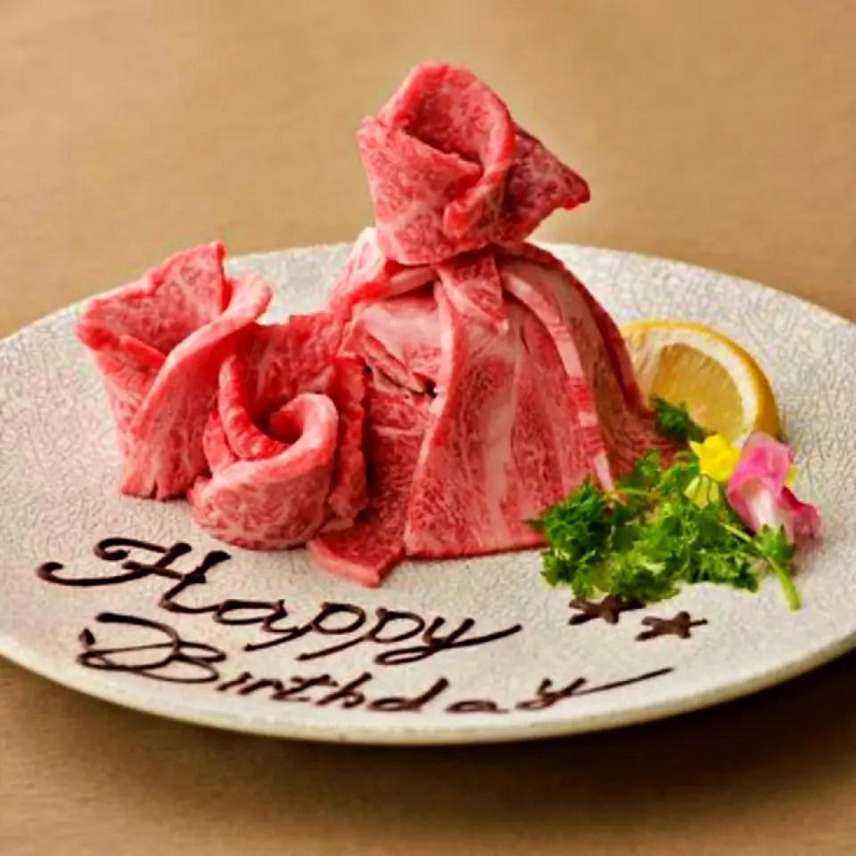 깜짝 축하를 위해, 우리는 "Meat Cake"를 추천합니다! 히다 소고기로 만든, 3,000엔에 판매합니다!