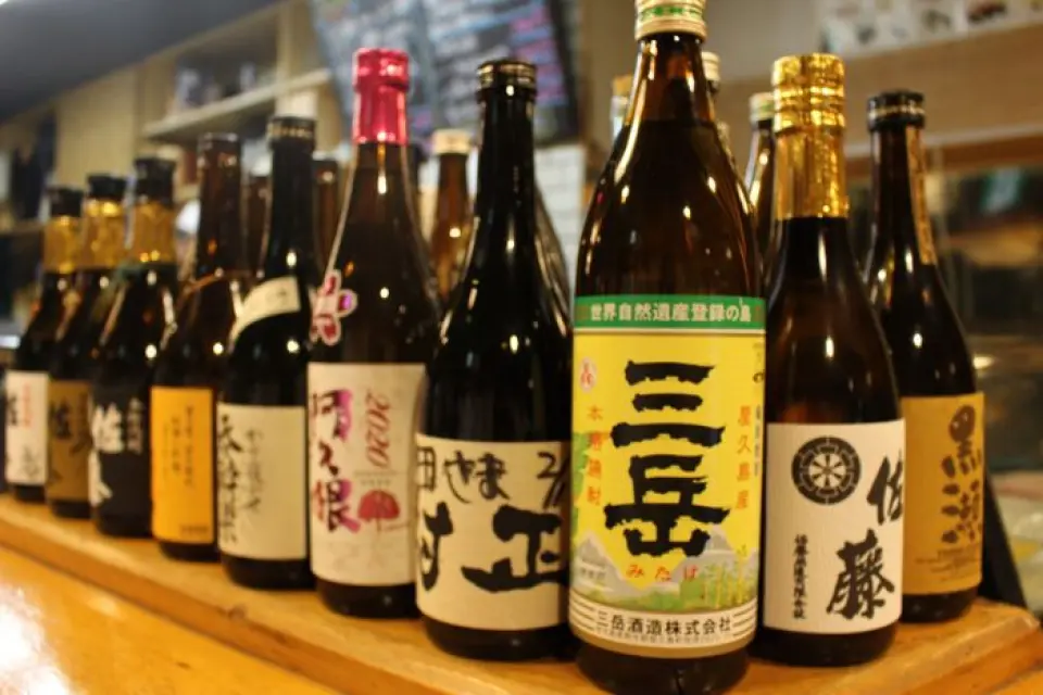 我們的工匠準備的單點菜餚與燒酒或清酒完美搭配，我們對我們的菜單感到自豪，包括蛤蜊和親吻天婦羅、烤鯛魚和銀杏以及鹽漬銀杏果。可以體驗食材本身品質的「生魚片拼盤」也很推薦與「八海山」搭配！我們還提供四種類型的燒酒：大麥、甘藷、紅糖和蕎麥麵，我們還提供各種酸味酒，非常適合重要的晚餐和聚會。您可以放心地享用使用時令風味的菜餚。