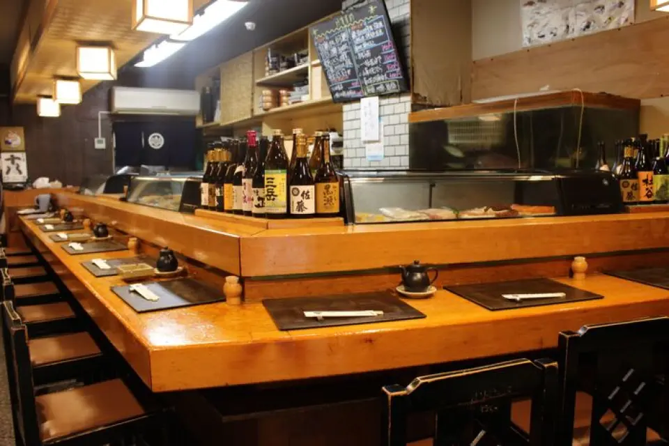 距離伏見站步行1分鐘的【田中壽司總店】是一家擁有70多年歷史的老字號江戶前壽司店。我們講究新鮮度和口感，每天早上從市場採購海鮮，為您提供最新鮮的當季海鮮。餐廳裡有鯛魚和竹莢魚等活魚在籠子裡遊動，並配備了包廂和可用於多種場合的下沉式被爐座位。在充滿日本風格的溫馨氛圍和空間中享用由我們的工匠準備的精緻壽司、新鮮魚類和懷石料理。
