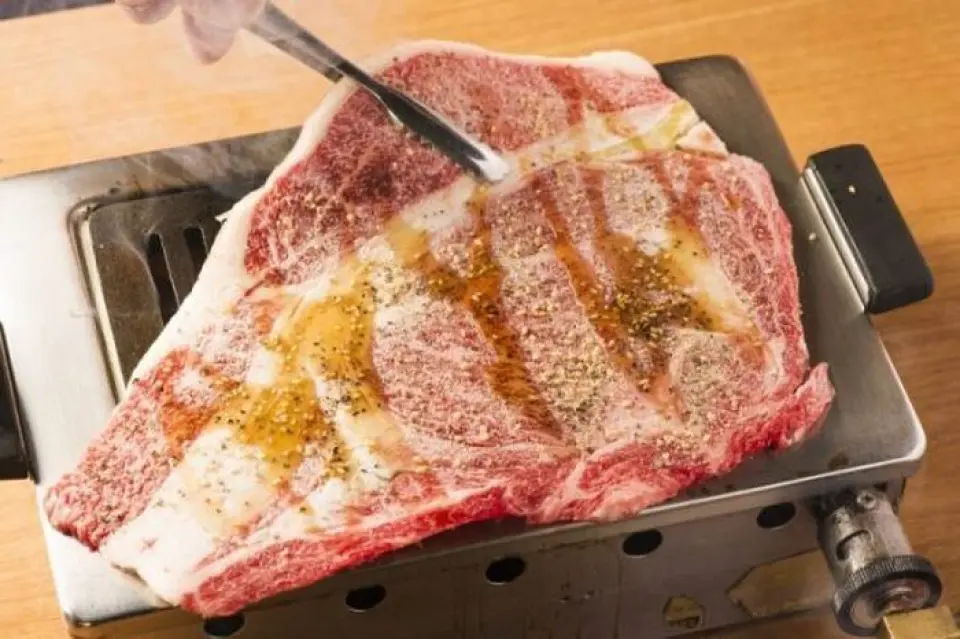 The most popular dish is "Futago's specialty!! Kuroge Wagyu beef overflowing ribs", which uses a generous 250g of Kuroge Wagyu beef rib roast, allowing you to enjoy four cuts at once: rib core, rib roll, kaburi, and geta! As it is a limited quantity, please let the staff know when you make a reservation. There are also plenty of other specialty menus, such as "overflowing skirt steak" that looks like it will overflow from the grill at any moment, and the first Meat Festival champion "2nd generation specialty!! Kuroge Wagyu beef wrapable ribs". Please enjoy comparing the different dishes!