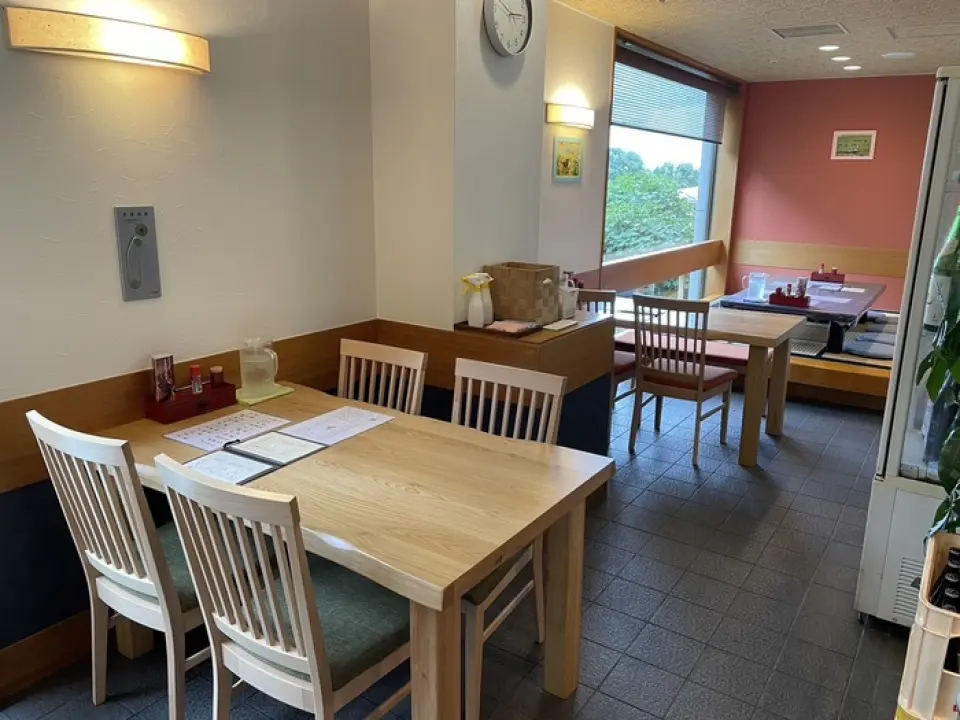 Our restaurant is just one minute from Izu Kogen Station, making it easy to stop by between sightseeing trips or for everyday use. When you step inside, you'll find a nostalgic yet modern atmosphere. Different wallpapers on the left and right sides create different looks depending on where you sit. You can also enjoy a panoramic view of Izu Kogen Station and the garden from the large windows. Relax in this open space while watching the changing seasons unfold from the window. Tatami seating is also available. We recommend this restaurant for elderly customers and families.
