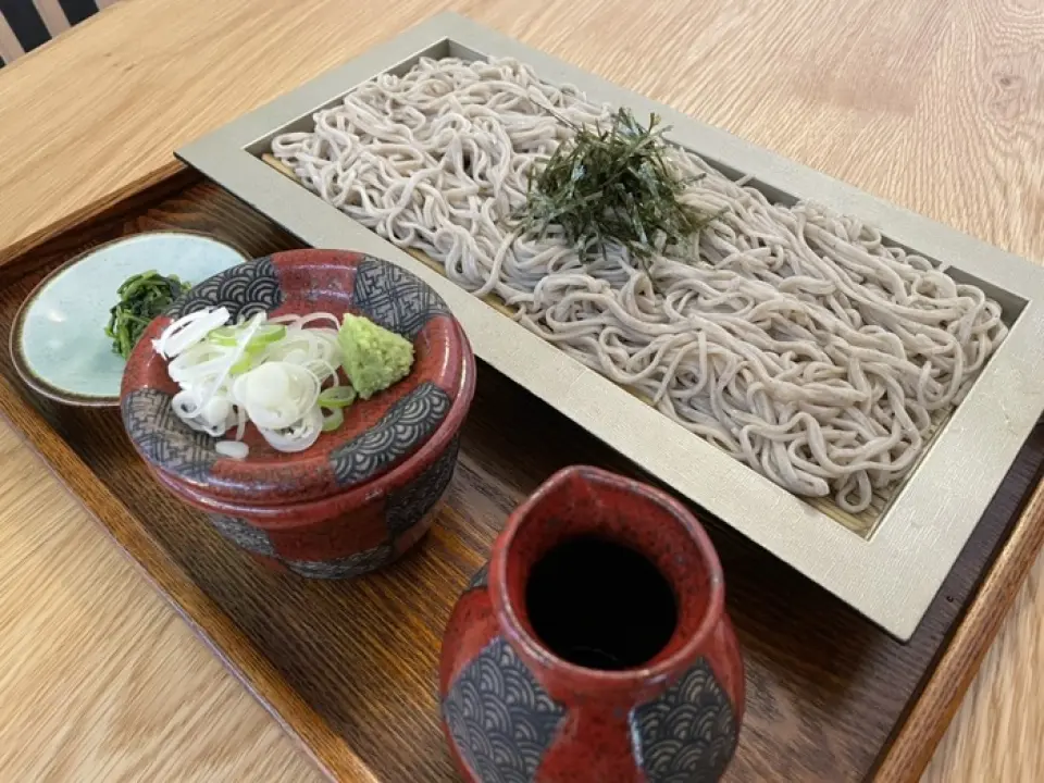 Our proud soba is made with great care. The noodles are made from Hokkaido buckwheat flour and are ground on a stone mill, which preserves the flavor and gives them a firm texture. The soba broth and soup stock are a blend of bonito flakes, mackerel flakes, seared flying fish broth, kelp broth, and dried sardine broth, bringing out the original flavor of the broth while creating a fragrant finish. We also offer a wide variety of set menu "mini bowls" at reasonable prices. Enjoy them with the popular cold "zaru soba" or hot "aosaba soba."