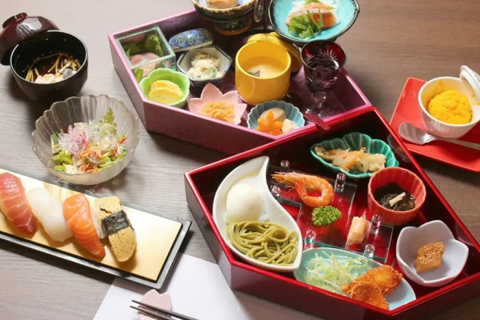 Tại Kiku/Wsteria Lunch, bạn có thể thưởng thức khoảng 15 món ăn khác nhau! Thực đơn này được phụ nữ ưa chuộng vì bạn có thể thưởng thức nhiều hương vị khác nhau từng chút một và khẩu phần ăn rất lớn. Ngoài ra, hãy nhớ thử thực đơn bữa trưa cố định vốn rất phổ biến đối với nam giới. Chúng tôi cung cấp nhiều thực đơn khác nhau, vì vậy bạn có thể chọn những gì bạn thích. Nguyên liệu theo mùa được sử dụng trong các món ăn. Ngoài cá và rau tươi chúng tôi thu mua, chúng tôi còn cung cấp rau và quýt do chính chủ cũng là người trồng quýt trồng.