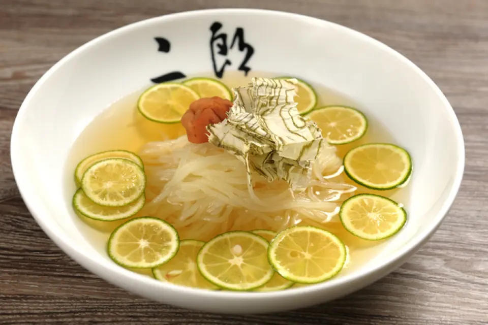 二郎著名的冷面是用鲣鱼、醋橙和oboro海带制成的美味汤制成的。手工面条很滑，用筷子很容易就下去。 880日元（半尺寸660日元）。我们还有番茄冷面和柠檬冷面。建议搭配肉类菜肴或作为餐后点睛之笔。
