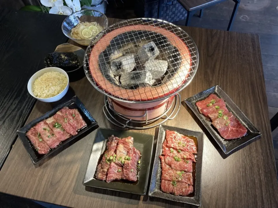 我們以合理的價格提供嚴選的日本和牛。經典的小排骨、裡肌肉、鐵板牛舌等美味佳餚品種豐富。其中，標準的「牛裙排」和「和牛貝殼」很受顧​​客歡迎。我們很自豪您可以享受味噌、鹽、醬汁和辣等各種口味。由於管理法人是肉品批發商，因此我們提供嚴選的優質肉品◎