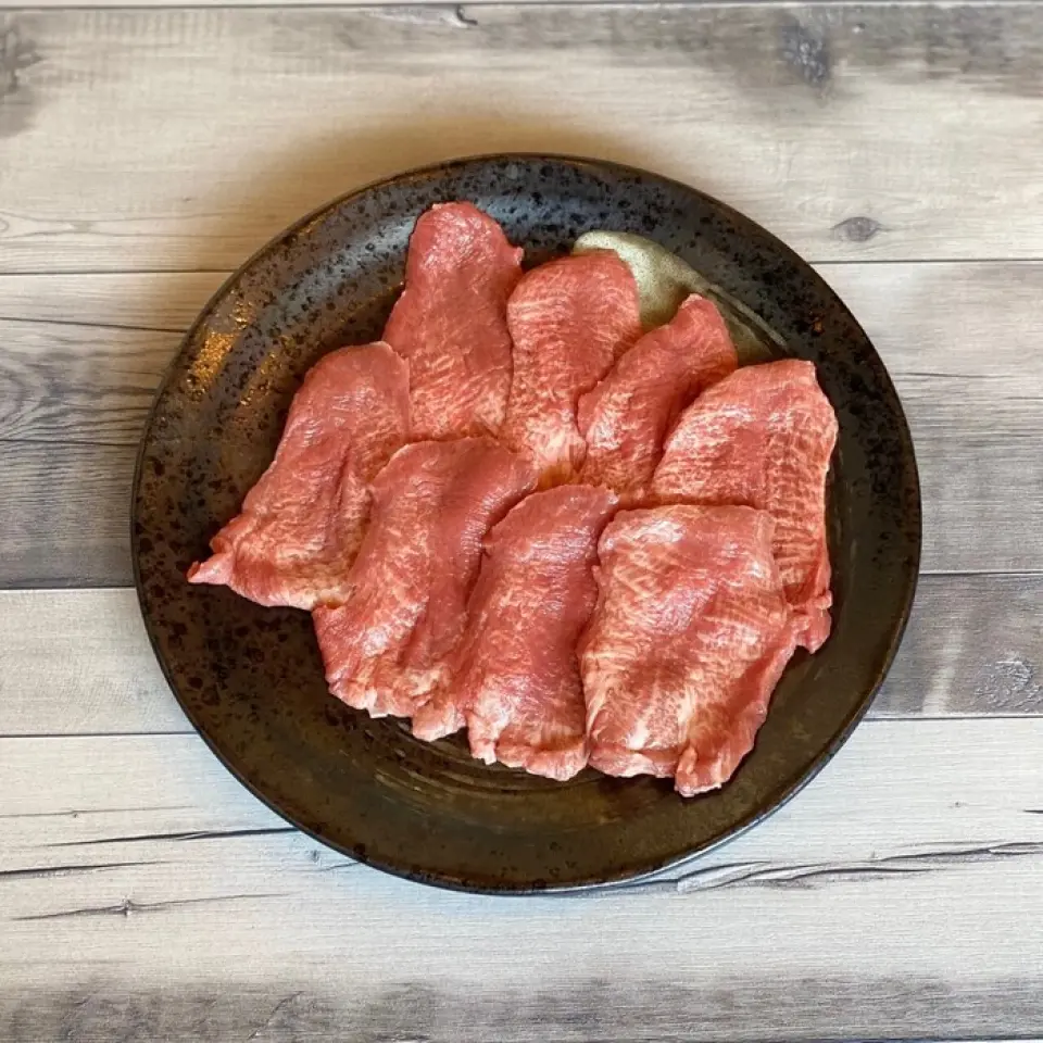 Our recommendation is the fresh "seitan" (semi-tan), which has never been frozen from the time it is purchased until it is served. The meat is hand-cut by our craftsmen, giving it the perfect texture and delicious flavor! Also, be sure to try our "kalbi," "loin," "liver," "tripe," "heart," and "omasum" (stomach stomach), which are made with domestic beef. By grilling them all at once on a hot iron plate that has been in use for 35 years, you can enjoy a soft texture that retains moisture. We also have a perfect a la carte dish and toppings to go with it!