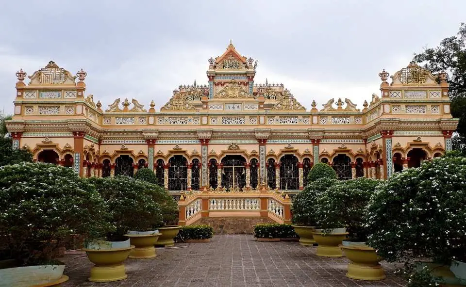 Cycle to the Khmer pagoda (Vinh Trang).