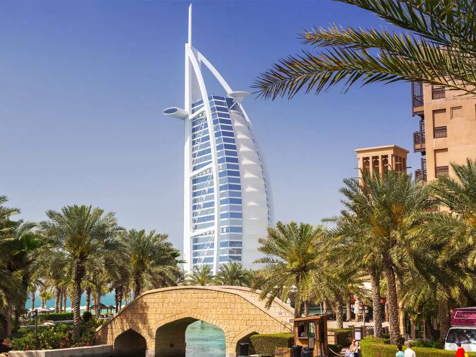 在 souk madinat jumeirah 仰望 Burj Al Arab
