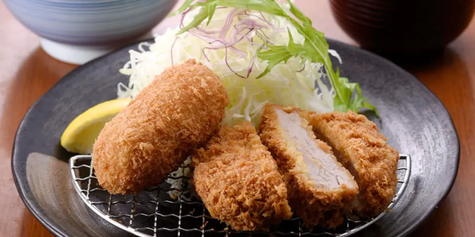 เนื้อหมูที่คัดสรรมาอย่างดีทอดด้วยมือโดยช่างฝีมือผู้ชำนาญ ทำให้มีความประณีต คุณสามารถเพลิดเพลินกับเนื้อหมูแสนอร่อยที่คัดสรรอย่างพิถีพิถันจากทั่วประเทศได้ใน ``เนื้อสันนอกชิ้นเนื้อ'' ประจำเดือน พนักงานของเราทุกคนรอคอยที่จะเยี่ยมชมของคุณ