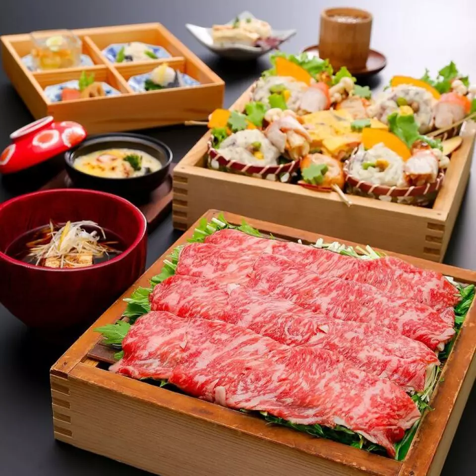 嚴選黑毛和牛和京都豬肉的“肉之壽”，以及色彩繽紛的時令日本料理“納米壽”，將在您面前蒸熟，散發著日本的香氣。請享受採用特殊烹調方法的時令日本料理，透過慢火慢煮，讓食材的味道更加濃鬱，讓食材的味道更加濃鬱。