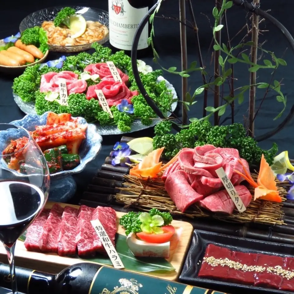 저희의 명물 "돈찬"은 두 가지 맛이 있습니다. 진한 된장과 상쾌한 소금. 직접 먹어보시면 어떤 맛인지 알 수 있을 거예요♪ 가격도 적당하니 꼭 주문하세요. 신선한 레몬에 찍어먹을 수 있는 푸짐한 "두껍게 썬 혀"도 있습니다. 부드럽지만 바삭바삭합니다. 입맛을 맑게 해주는 김치와 식사를 마무리하기에 좋은 수프도 있습니다. 식사를 최대한 즐기세요.