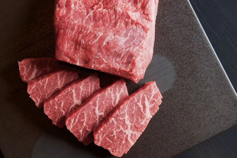 我們對購買牛肉、豬肉和雞肉非常講究。牛肉使用嚴格的日本牛肉，豬肉使用能登豬肉，雞肉使用越野雞肉。我們總是很樂意提供歡迎和歡送會課程，這些課程充滿了業主希望顧客吃到真正美味食物的願望。 5,000日圓的忘年會套餐也推薦用於公司宴會和聚會！ ！