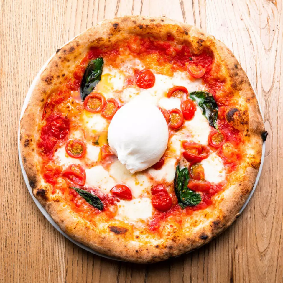 Our pizza chefs work day and night. There are more than 20 types of pizza on the menu. The popular "Margherita D.P.F." uses Italian buffalo mozzarella cheese, and the "Quattro Formaggi" uses four types of cheese, a familiar choice for pizza lovers. DUMBO also has a variety of other original pizzas to enjoy.